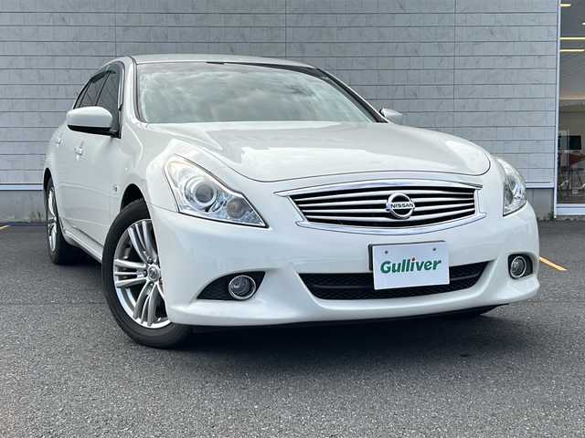 日産 スカイライン 250GT 福岡県 2012(平24)年 4.8万km クリスタルホワイトパール (株)IDOMが運営する【じしゃロン八幡西店】の自社ローン専用車両になります。こちらは現金またはオートローンご利用時の価格です。自社ローンご希望の方は別途その旨お申付け下さい/社外ナビ/　　BT/CD/DVD/フルセグ/バックカメラ/ハーフレザーシート/パワーシート/純正17インチアルミホイール/HIDオートライト/純正フロアマット/スマートキー/ETC