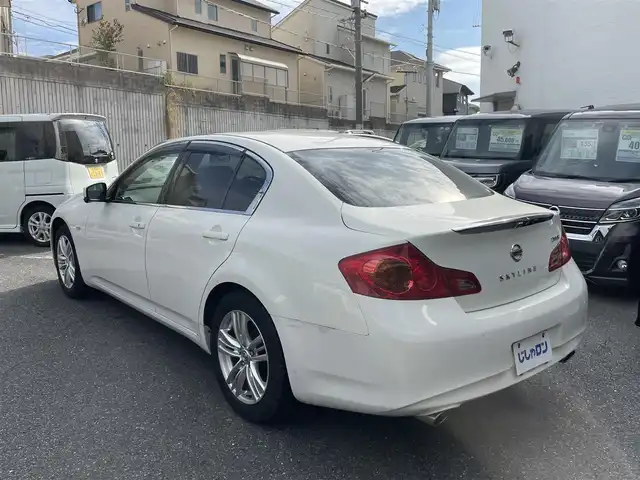 日産 スカイライン 250GT 福岡県 2012(平24)年 4.8万km クリスタルホワイトパール (株)IDOMが運営する【じしゃロン八幡西店】の自社ローン対象車両になります。こちらは現金ご利用時の価格です。自社ローンご希望の方は別途その旨お申付け下さい。/社外ナビ(BT/CD/DVD/フルセグ)/バックカメラ/ハーフレザーシート/パワーシート/純正17インチアルミホイール/HIDオートライト/純正フロアマット/スマートキー/ETC