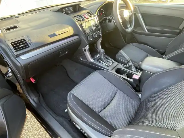 スバル フォレスター 2．0i－S アイサイト 福岡県 2014(平26)年 9.4万km クリスタルブラックシリカ 4WD/KENWOODメモリナビ【MDV-M807HDW】/(AM/FM/Bluetooth/CD/DVD/USB/フルセグTV)/バックカメラ/EyeSight(アイサイト)Ver.2/・レーダークルーズコントロール(全車速追従機能付き)/・プリクラッシュセーフティ/・AT誤発進抑制制御/・車線逸脱警報/・ふらつき警報/・先行車発進お知らせ/オートライト/横滑り防止機能/アイドリングストップ/Xモード(ヒルディセントコントロール)/SI-DRIVE(SUBARU Intelligent Drive)/盗難防止装置/JADOミラー型前後ドライブレコーダー【T860】/ETC/純正18インチアルミホイール/フォグランプ(F/R)/ドアバイザー/電格ウィンカーミラー/パドルシフト/シートヒーター付きパワーシート(D/N席)/プッシュスタート/純正フロアマット/アクセサリーソケット/スペアキー×1/保証書/取扱説明書