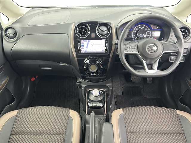 日産 ノート e－パワー メダリスト 大阪府 2017(平29)年 6.5万km ブリリアントホワイトパール 純正SDナビ/【フルセグTV/Bluetooth/CD/DVD/USB/FM/AM】/アラウンドビューモニター/エマージェンシーブレーキ/レーンキープアラート/前後コーナーセンサー/LEDヘッドライト/オートライト/半革シート/純正15インチAW/純正フロアマット/ドアバイザー/スマートキー/プッシュスタート