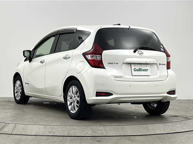 日産 ノート e－パワー メダリスト 大阪府 2017(平29)年 6.5万km ブリリアントホワイトパール 純正SDナビ/【フルセグTV/Bluetooth/CD/DVD/USB/FM/AM】/アラウンドビューモニター/エマージェンシーブレーキ/レーンキープアラート/前後コーナーセンサー/LEDヘッドライト/オートライト/半革シート/純正15インチAW/純正フロアマット/ドアバイザー/スマートキー/プッシュスタート