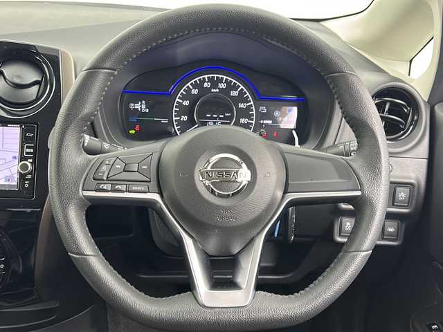 日産 ノート e－パワー メダリスト 大阪府 2017(平29)年 6.5万km ブリリアントホワイトパール 純正SDナビ/【フルセグTV/Bluetooth/CD/DVD/USB/FM/AM】/アラウンドビューモニター/エマージェンシーブレーキ/レーンキープアラート/前後コーナーセンサー/LEDヘッドライト/オートライト/半革シート/純正15インチAW/純正フロアマット/ドアバイザー/スマートキー/プッシュスタート