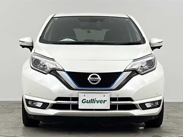 日産 ノート e－パワー メダリスト 大阪府 2017(平29)年 6.5万km ブリリアントホワイトパール 純正SDナビ/【フルセグTV/Bluetooth/CD/DVD/USB/FM/AM】/アラウンドビューモニター/エマージェンシーブレーキ/レーンキープアラート/前後コーナーセンサー/LEDヘッドライト/オートライト/半革シート/純正15インチAW/純正フロアマット/ドアバイザー/スマートキー/プッシュスタート