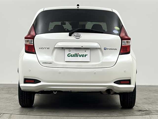 日産 ノート e－パワー メダリスト 大阪府 2017(平29)年 6.5万km ブリリアントホワイトパール 純正SDナビ/【フルセグTV/Bluetooth/CD/DVD/USB/FM/AM】/アラウンドビューモニター/エマージェンシーブレーキ/レーンキープアラート/前後コーナーセンサー/LEDヘッドライト/オートライト/半革シート/純正15インチAW/純正フロアマット/ドアバイザー/スマートキー/プッシュスタート