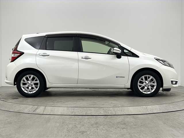 日産 ノート e－パワー メダリスト 大阪府 2017(平29)年 6.5万km ブリリアントホワイトパール 純正SDナビ/【フルセグTV/Bluetooth/CD/DVD/USB/FM/AM】/アラウンドビューモニター/エマージェンシーブレーキ/レーンキープアラート/前後コーナーセンサー/LEDヘッドライト/オートライト/半革シート/純正15インチAW/純正フロアマット/ドアバイザー/スマートキー/プッシュスタート