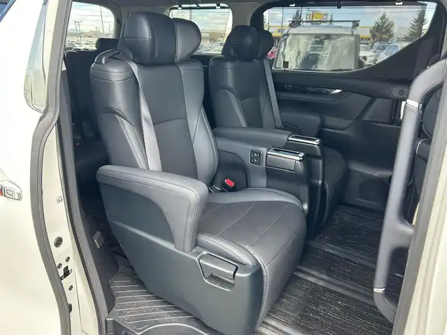 トヨタ アルファードハイブリット SR Cパッケージ 道南・函館 2023(令5)年 1.5万km ホワイトパールクリスタルシャイン /純正ディスプレイオーディオ//純正AWノーマルタイヤ積込//純正エンジンスターター//バックカメラ//両側パワースライドドア//パワーバックドア//前席パワーシート//前席ベンチレーションシート//ワイパーデアイサー//ステアリングヒーター//AC100V//TEIN車高調//プリクラッシュセーフティ//レーダークルーズコントロール//レーンディパーチャーアラート//オートマチックハイビーム//LEDヘッドライト//オートライト//スマートキー//エンジンプッシュスタート//寒冷地仕様//ワンオーナー