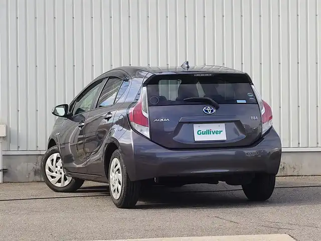 トヨタ アクア S 山形県 2016(平28)年 6.4万km グレーメタリック 衝突被害軽減システム/純正SDナビ/　　【CD DVD BT フルセグ MSV】/バックカメラ/オートライト/アイドリングストップ/ステアリングスイッチ/電動格納ウィンカーミラー/純正フロアマット/ドアバイザ―/スマートキー/ETC