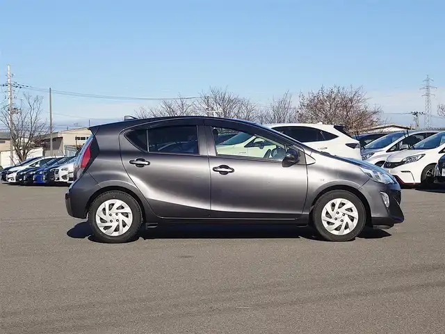 トヨタ アクア S 山形県 2016(平28)年 6.4万km グレーメタリック 衝突被害軽減システム/純正SDナビ/　　【CD DVD BT フルセグ MSV】/バックカメラ/オートライト/アイドリングストップ/ステアリングスイッチ/電動格納ウィンカーミラー/純正フロアマット/ドアバイザ―/スマートキー/ETC