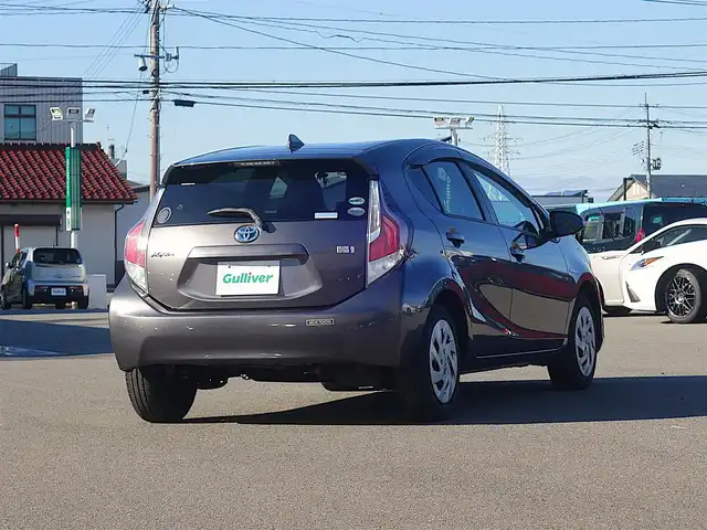 トヨタ アクア S 山形県 2016(平28)年 6.4万km グレーメタリック 衝突被害軽減システム/純正SDナビ/　　【CD DVD BT フルセグ MSV】/バックカメラ/オートライト/アイドリングストップ/ステアリングスイッチ/電動格納ウィンカーミラー/純正フロアマット/ドアバイザ―/スマートキー/ETC