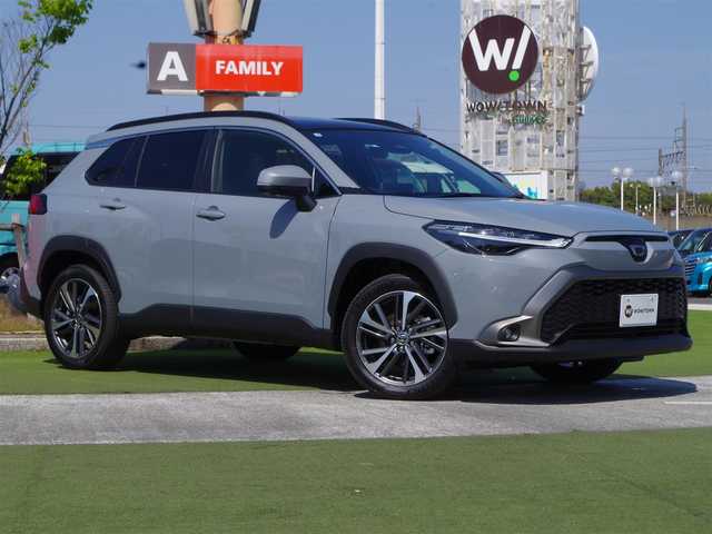 トヨタ カローラ クロス ハイブリッド Z 千葉県 2025(令7)年 0.1万km未満 セメントグレーメタリック Toyota Safety Sense/・プリクラッシュセーフティ/・レーンディパーチャーアラート/・オートハイビーム/・レーダークルーズコントロール/パノラマガラスルーフ/パワーバックドア/運転席パワーシート/ハーフレザーシート/前席シートヒーター/純正コネクティッドナビ/地デジTV/【Bluetooth接続】/パノラミックビューモニター/ドライブレコーダー/革巻きステアリング/ステアリングスイッチ/ETC（2.0）/LEDヘッドライト/フォグライト/ウインカーミラー/クリアランスソナー/純正18インチアルミホイル/サイド/カーテンエアバッグ/スマートキー
