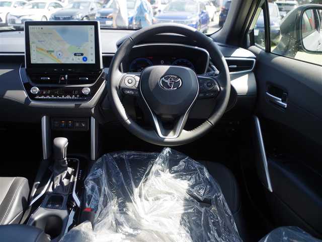 トヨタ カローラ クロス ハイブリッド Z 千葉県 2025(令7)年 0.1万km未満 セメントグレーメタリック Toyota Safety Sense/・プリクラッシュセーフティ/・レーンディパーチャーアラート/・オートハイビーム/・レーダークルーズコントロール/パノラマガラスルーフ/パワーバックドア/運転席パワーシート/ハーフレザーシート/前席シートヒーター/純正コネクティッドナビ/地デジTV/【Bluetooth接続】/パノラミックビューモニター/ドライブレコーダー/革巻きステアリング/ステアリングスイッチ/ETC（2.0）/LEDヘッドライト/フォグライト/ウインカーミラー/クリアランスソナー/純正18インチアルミホイル/サイド/カーテンエアバッグ/スマートキー