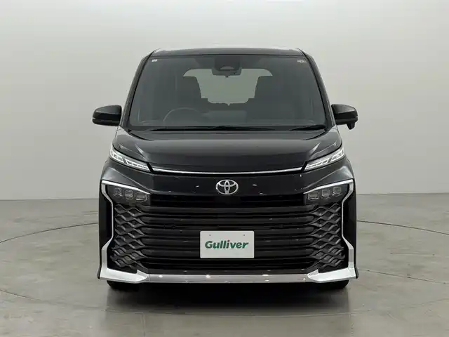 トヨタ ヴォクシー S－Z 福岡県 2023(令5)年 1.5万km グリッターブラックガラスフレーク １４型有機ＥＬ後席モニター　/純正１０．５型ディスプレイオーディオナビ　/快適利便パッケージ　/ビルトインＥＴＣ２．０　/デジタルルームミラー　/レーダークルーズコントロール　/コーナーセンサー　/トヨタセーフティセンス　/衝突被害軽減ブレーキ　/レーンキープ　/アクセル踏み間違い防止　/HUD　/Wエアコン　/両側電動スライドドア　/ハーフレザーシート　/シートヒーター　/ステアリングヒーター/パワーバックドア　/３眼ＬＥＤヘッドライト