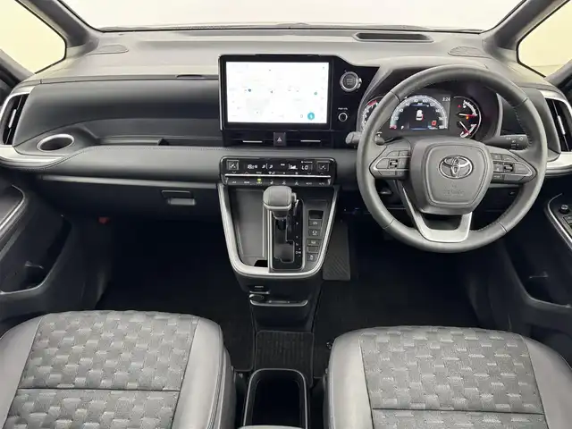 トヨタ ヴォクシー S－Z 福岡県 2023(令5)年 1.5万km グリッターブラックガラスフレーク １４型有機ＥＬ後席モニター　/純正１０．５型ディスプレイオーディオナビ　/快適利便パッケージ　/ビルトインＥＴＣ２．０　/デジタルルームミラー　/レーダークルーズコントロール　/コーナーセンサー　/トヨタセーフティセンス　/衝突被害軽減ブレーキ　/レーンキープ　/アクセル踏み間違い防止　/HUD　/Wエアコン　/両側電動スライドドア　/ハーフレザーシート　/シートヒーター　/ステアリングヒーター/パワーバックドア　/３眼ＬＥＤヘッドライト