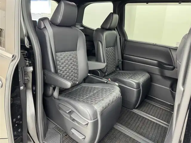 トヨタ ヴォクシー S－Z 福岡県 2023(令5)年 1.5万km グリッターブラックガラスフレーク １４型有機ＥＬ後席モニター　/純正１０．５型ディスプレイオーディオナビ　/快適利便パッケージ　/ビルトインＥＴＣ２．０　/デジタルルームミラー　/レーダークルーズコントロール　/コーナーセンサー　/トヨタセーフティセンス　/衝突被害軽減ブレーキ　/レーンキープ　/アクセル踏み間違い防止　/HUD　/Wエアコン　/両側電動スライドドア　/ハーフレザーシート　/シートヒーター　/ステアリングヒーター/パワーバックドア　/３眼ＬＥＤヘッドライト