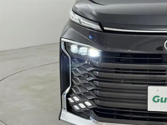 トヨタ ヴォクシー S－Z 福岡県 2023(令5)年 1.5万km グリッターブラックガラスフレーク １４型有機ＥＬ後席モニター　/純正１０．５型ディスプレイオーディオナビ　/快適利便パッケージ　/ビルトインＥＴＣ２．０　/デジタルルームミラー　/レーダークルーズコントロール　/コーナーセンサー　/トヨタセーフティセンス　/衝突被害軽減ブレーキ　/レーンキープ　/アクセル踏み間違い防止　/HUD　/Wエアコン　/両側電動スライドドア　/ハーフレザーシート　/シートヒーター　/ステアリングヒーター/パワーバックドア　/３眼ＬＥＤヘッドライト