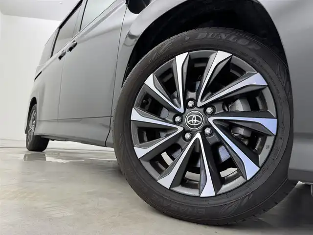 トヨタ ヴォクシー S－Z 福岡県 2023(令5)年 1.5万km グリッターブラックガラスフレーク １４型有機ＥＬ後席モニター　/純正１０．５型ディスプレイオーディオナビ　/快適利便パッケージ　/ビルトインＥＴＣ２．０　/デジタルルームミラー　/レーダークルーズコントロール　/コーナーセンサー　/トヨタセーフティセンス　/衝突被害軽減ブレーキ　/レーンキープ　/アクセル踏み間違い防止　/HUD　/Wエアコン　/両側電動スライドドア　/ハーフレザーシート　/シートヒーター　/ステアリングヒーター/パワーバックドア　/３眼ＬＥＤヘッドライト