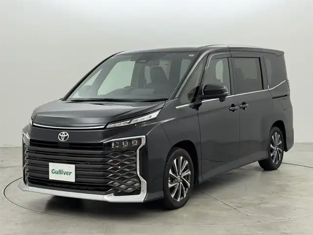 トヨタ ヴォクシー S－Z 福岡県 2023(令5)年 1.5万km グリッターブラックガラスフレーク １４型有機ＥＬ後席モニター　/純正１０．５型ディスプレイオーディオナビ　/快適利便パッケージ　/ビルトインＥＴＣ２．０　/デジタルルームミラー　/レーダークルーズコントロール　/コーナーセンサー　/トヨタセーフティセンス　/衝突被害軽減ブレーキ　/レーンキープ　/アクセル踏み間違い防止　/HUD　/Wエアコン　/両側電動スライドドア　/ハーフレザーシート　/シートヒーター　/ステアリングヒーター/パワーバックドア　/３眼ＬＥＤヘッドライト