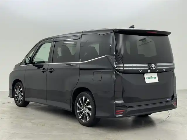 トヨタ ヴォクシー S－Z 福岡県 2023(令5)年 1.5万km グリッターブラックガラスフレーク １４型有機ＥＬ後席モニター　/純正１０．５型ディスプレイオーディオナビ　/快適利便パッケージ　/ビルトインＥＴＣ２．０　/デジタルルームミラー　/レーダークルーズコントロール　/コーナーセンサー　/トヨタセーフティセンス　/衝突被害軽減ブレーキ　/レーンキープ　/アクセル踏み間違い防止　/HUD　/Wエアコン　/両側電動スライドドア　/ハーフレザーシート　/シートヒーター　/ステアリングヒーター/パワーバックドア　/３眼ＬＥＤヘッドライト