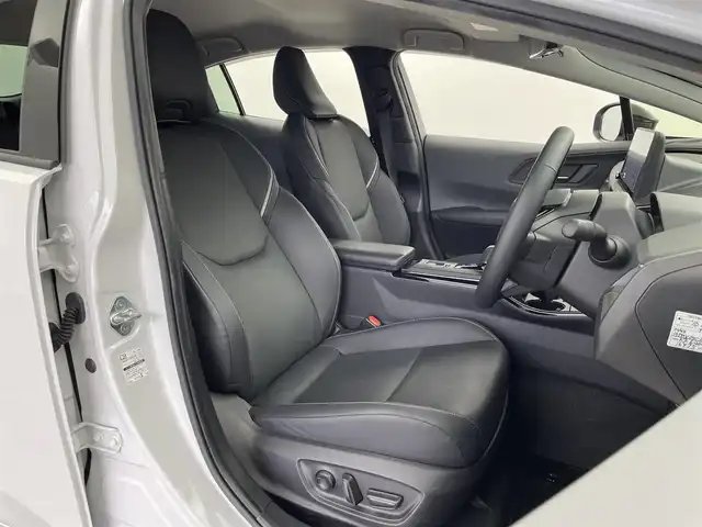 トヨタ プリウス Z 福井県 2023(令5)年 1.9万km プラチナホワイトパールマイカ 純正ナビ/Toyota Safety Sense/・プリクラッシュセーフティ/・レーンディパーチャーアラート/・レーダークルーズコントロール/ワイヤレス充電/パワーバックドア/電動パーキングブレーキ/ETC2.0/エアシート/シートヒーター/ステアリングヒーター/運転席パワーシート