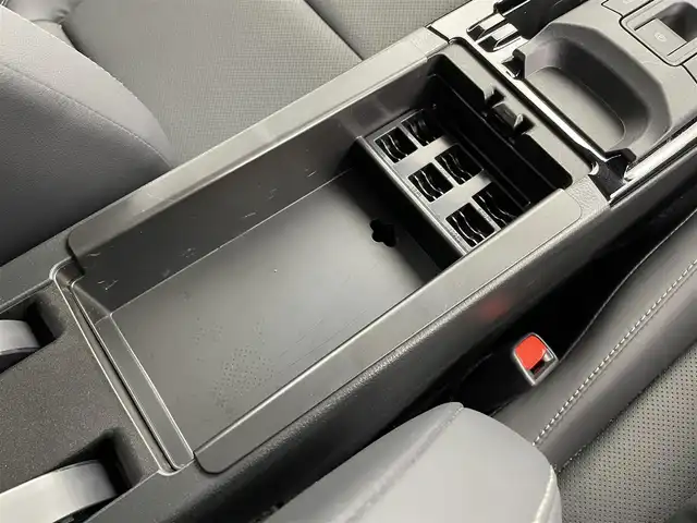 トヨタ プリウス Z 福井県 2023(令5)年 1.9万km プラチナホワイトパールマイカ 純正ナビ/Toyota Safety Sense/・プリクラッシュセーフティ/・レーンディパーチャーアラート/・レーダークルーズコントロール/ワイヤレス充電/パワーバックドア/電動パーキングブレーキ/ETC2.0/エアシート/シートヒーター/ステアリングヒーター/運転席パワーシート