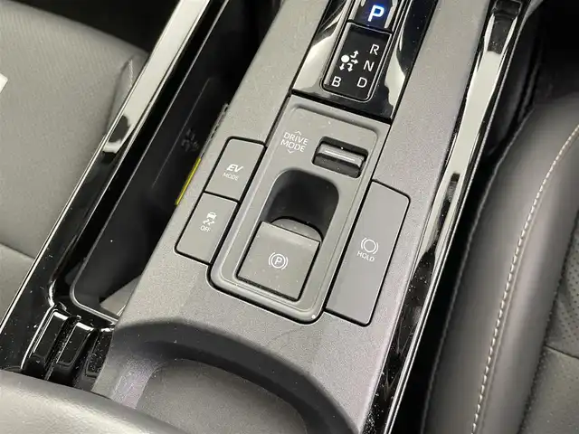 トヨタ プリウス Z 福井県 2023(令5)年 1.9万km プラチナホワイトパールマイカ 純正ナビ/Toyota Safety Sense/・プリクラッシュセーフティ/・レーンディパーチャーアラート/・レーダークルーズコントロール/ワイヤレス充電/パワーバックドア/電動パーキングブレーキ/ETC2.0/エアシート/シートヒーター/ステアリングヒーター/運転席パワーシート