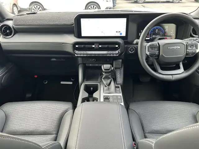 トヨタ ランドクルーザー ２５０ VX 群馬県 2025(令7)年 0.1万km プラチナホワイトパールマイカ 4WD/ワンオーナー/純正12.3型DAナビ・フルセグTV/パイオニアプレミアムサウンド/Bluetooth・USB・HDMI・ミラキャスト/パノラミックビューモニター/ムーンルーフ/前席ベンチレーション・ヒーター/運転席パワーシート/ステアリングヒーター/デジタルインナーミラー/パワーバックドア/セーフティセンス/トヨタチームメイト/プリクラッシュセーフティ/レーダークルーズコントロール/レーントレーシングアシスト/レーンディパーチャーアラート/オートマチックハイビーム/ブラインドスポットモニター/純正フロアマット/3眼LEDヘッドランプ/LEDフォグランプ/LEDリアフォグランプ/ブラックルーフレール/純正18インチアルミ
