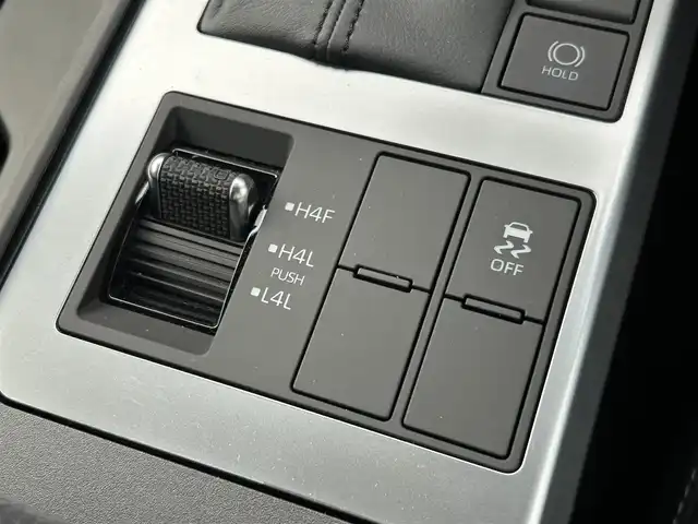 トヨタ ランドクルーザー ２５０ VX 群馬県 2025(令7)年 0.1万km プラチナホワイトパールマイカ 4WD/ワンオーナー/純正12.3型DAナビ・フルセグTV/パイオニアプレミアムサウンド/Bluetooth・USB・HDMI・ミラキャスト/パノラミックビューモニター/ムーンルーフ/前席ベンチレーション・ヒーター/運転席パワーシート/ステアリングヒーター/デジタルインナーミラー/パワーバックドア/セーフティセンス/トヨタチームメイト/プリクラッシュセーフティ/レーダークルーズコントロール/レーントレーシングアシスト/レーンディパーチャーアラート/オートマチックハイビーム/ブラインドスポットモニター/純正フロアマット/3眼LEDヘッドランプ/LEDフォグランプ/LEDリアフォグランプ/ブラックルーフレール/純正18インチアルミ