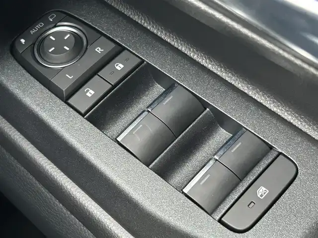トヨタ ランドクルーザー ２５０ VX 群馬県 2025(令7)年 0.1万km プラチナホワイトパールマイカ 4WD/ワンオーナー/純正12.3型DAナビ・フルセグTV/パイオニアプレミアムサウンド/Bluetooth・USB・HDMI・ミラキャスト/パノラミックビューモニター/ムーンルーフ/前席ベンチレーション・ヒーター/運転席パワーシート/ステアリングヒーター/デジタルインナーミラー/パワーバックドア/セーフティセンス/トヨタチームメイト/プリクラッシュセーフティ/レーダークルーズコントロール/レーントレーシングアシスト/レーンディパーチャーアラート/オートマチックハイビーム/ブラインドスポットモニター/純正フロアマット/3眼LEDヘッドランプ/LEDフォグランプ/LEDリアフォグランプ/ブラックルーフレール/純正18インチアルミ