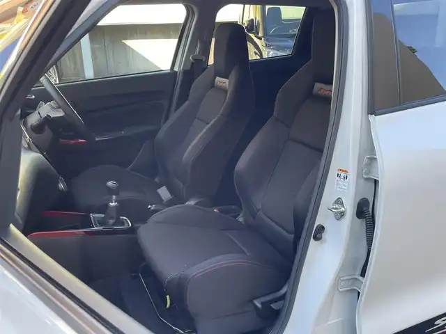 スズキ スイフト スポーツ 静岡県 2024(令6)年 0.7万km ピュアホワイトP ワンオーナー/社外デジタルインナーミラー型/　　前後ドライブレコーダー/ビルトインETC/運転席シートヒーター/衝突軽減ブレーキ/レーンキープアシスト/バックソナー/ブラインドスポットモニター/レーダークルーズコントロール/ドアハンドルプロテクター/バックフォグ/LEDヘッドライト/純正17インチAW/スマートキー×2/保証書/取扱説明書