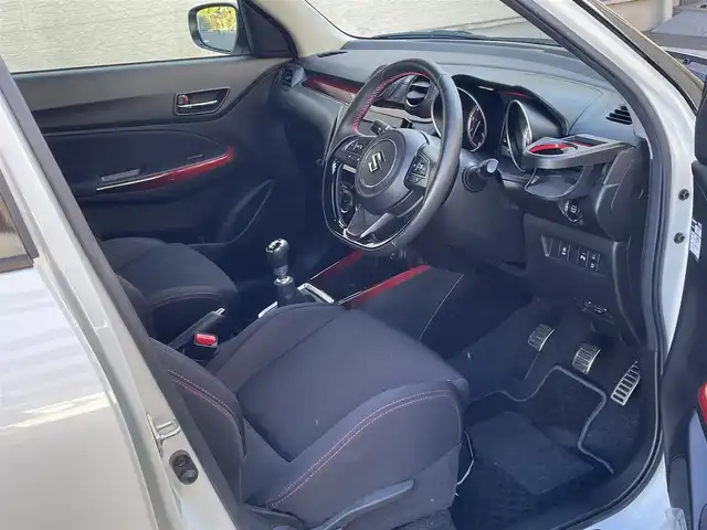 スズキ スイフト スポーツ 静岡県 2024(令6)年 0.7万km ピュアホワイトP ワンオーナー/社外デジタルインナーミラー型/　　前後ドライブレコーダー/ビルトインETC/運転席シートヒーター/衝突軽減ブレーキ/レーンキープアシスト/バックソナー/ブラインドスポットモニター/レーダークルーズコントロール/ドアハンドルプロテクター/バックフォグ/LEDヘッドライト/純正17インチAW/スマートキー×2/保証書/取扱説明書