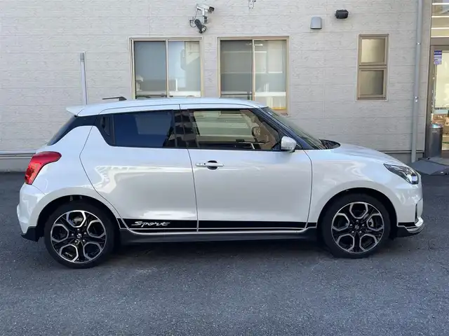 スズキ スイフト スポーツ 静岡県 2024(令6)年 0.7万km ピュアホワイトP ワンオーナー/社外デジタルインナーミラー型/　　前後ドライブレコーダー/ビルトインETC/運転席シートヒーター/衝突軽減ブレーキ/レーンキープアシスト/バックソナー/ブラインドスポットモニター/レーダークルーズコントロール/ドアハンドルプロテクター/バックフォグ/LEDヘッドライト/純正17インチAW/スマートキー×2/保証書/取扱説明書