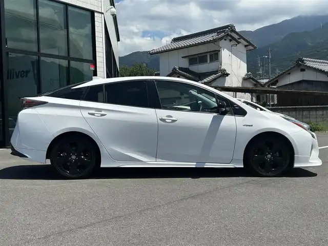 トヨタ プリウス S ツーリングセレクション 愛媛県 2016(平28)年 6.9万km スーパーホワイトⅡ 純正ナビ（Bluetooth/フルセグTV）/バックカメラ/ETC/レザーシート/シートヒーター/フルエアロパーツ/純正フロアマット/純正アルミホイール/トノカバー/ABS/横滑り防止装置/盗難防止装置/LEDヘッドライト/Wサイドエアバッグ/カーテンエアバッグ