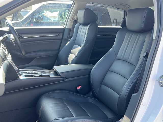ホンダ アコード EX 栃木県 2022(令4)年 4.2万km プラチナホワイトパール 純正ナビ/フルセグ/Bluetooth/純正ドライブレコーダー/バックカメラ/サンルーフ/置くだけ充電/ホンダセンシング/・衝突軽減ブレーキ（CMBS）/・車線維持支援システム（LKAS）/・オートハイビーム/・アダプティブクルーズコントロール/ブラインドスポットインフォメーション/アダプティブ・ダンパー・システム/ヘッドアップディスプレイ/ブラックレザーシート/シートヒーター　前席/パワーシート　前席/サイドステップガーニッシュ　LED付/純正フロアマット