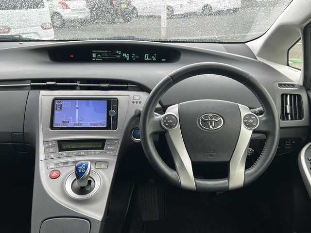 トヨタ プリウス G 兵庫県 2014(平26)年 9.5万km シルバーM 純正ナビ【CD/DVD/BT/フルセグTV】/バックカメラ/ハーフレザーシート/純正15インチアルミ/プッシュスタート/クルーズコントロール/ETC/パワーシート【運転席】/ウィンカーミラー/フォグ