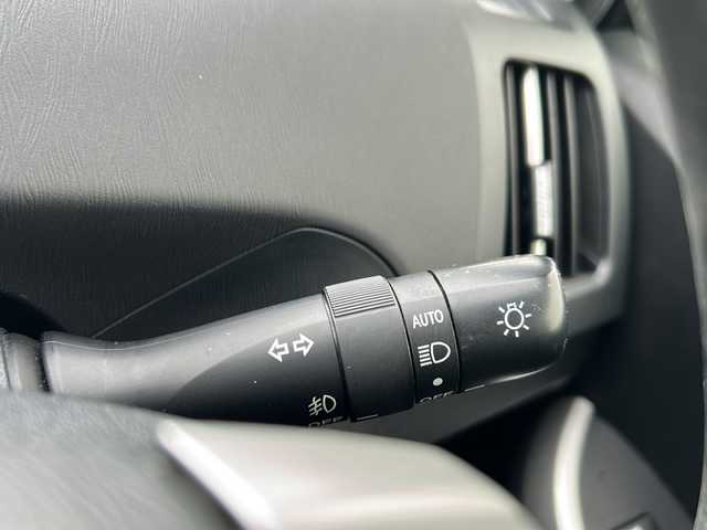 トヨタ プリウス G 兵庫県 2014(平26)年 9.5万km シルバーM 純正ナビ【CD/DVD/BT/フルセグTV】/バックカメラ/ハーフレザーシート/純正15インチアルミ/プッシュスタート/クルーズコントロール/ETC/パワーシート【運転席】/ウィンカーミラー/フォグ