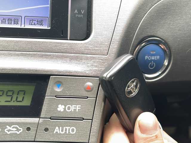 トヨタ プリウス G 兵庫県 2014(平26)年 9.5万km シルバーM 純正ナビ【CD/DVD/BT/フルセグTV】/バックカメラ/ハーフレザーシート/純正15インチアルミ/プッシュスタート/クルーズコントロール/ETC/パワーシート【運転席】/ウィンカーミラー/フォグ