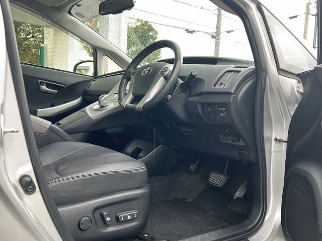 トヨタ プリウス G 兵庫県 2014(平26)年 9.5万km シルバーM 純正ナビ【CD/DVD/BT/フルセグTV】/バックカメラ/ハーフレザーシート/純正15インチアルミ/プッシュスタート/クルーズコントロール/ETC/パワーシート【運転席】/ウィンカーミラー/フォグ