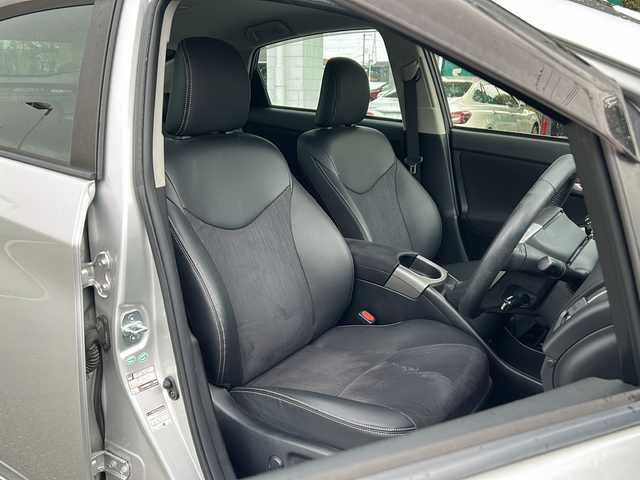 トヨタ プリウス G 兵庫県 2014(平26)年 9.5万km シルバーM 純正ナビ【CD/DVD/BT/フルセグTV】/バックカメラ/ハーフレザーシート/純正15インチアルミ/プッシュスタート/クルーズコントロール/ETC/パワーシート【運転席】/ウィンカーミラー/フォグ