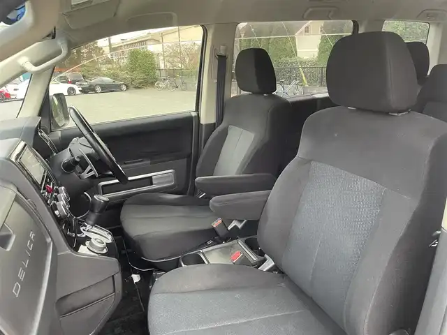 三菱 デリカＤ：５ D－Power package 千葉県 2014(平26)年 6.7万km ウォームホワイトパール 社外SDナビ/　　CD/DVD/BT/フルセグ/MSV/USB/iPod/バックカメラ/両側パワースライドドア/クルーズコントロール/HIDオートライト/前席シートヒーター/純正18インチAW/ミラー型ドライブレコーダー/パドルシフト/横滑り防止装置/純正ドアバイザー/純正フロアマット/スマートキー/ETC