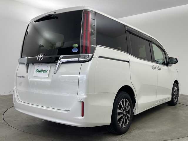 トヨタ エスクァイア Gi プレミアムパッケージ 兵庫県 2018(平30)年 1.9万km ホワイトパールクリスタルシャイン ・Toyota　Safety　Sense/・プリクラッシュセーフティ/・レーンディパチャーアラート/・オートハイビーム/・先行車発進告知/・アイドリングストップ/・クルーズコントロール/・ステアリングヒーター/・コンビステアリング/・両側パワースライドドア/・バックドアイージークローザー/・サンルーフ/・ハーフレザーシート/・前席シートヒーター/・純正9インチナビ/CD/DVD/SD/BT/TV/・バックカメラ/・ビルトインETC/・純正15インチアルミホイール/・純正フロアマット/・スマートエントリーシステム