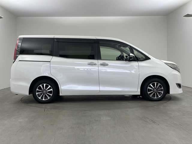 トヨタ エスクァイア Gi プレミアムパッケージ 兵庫県 2018(平30)年 1.9万km ホワイトパールクリスタルシャイン ・Toyota　Safety　Sense/・プリクラッシュセーフティ/・レーンディパチャーアラート/・オートハイビーム/・先行車発進告知/・アイドリングストップ/・クルーズコントロール/・ステアリングヒーター/・コンビステアリング/・両側パワースライドドア/・バックドアイージークローザー/・サンルーフ/・ハーフレザーシート/・前席シートヒーター/・純正9インチナビ/CD/DVD/SD/BT/TV/・バックカメラ/・ビルトインETC/・純正15インチアルミホイール/・純正フロアマット/・スマートエントリーシステム