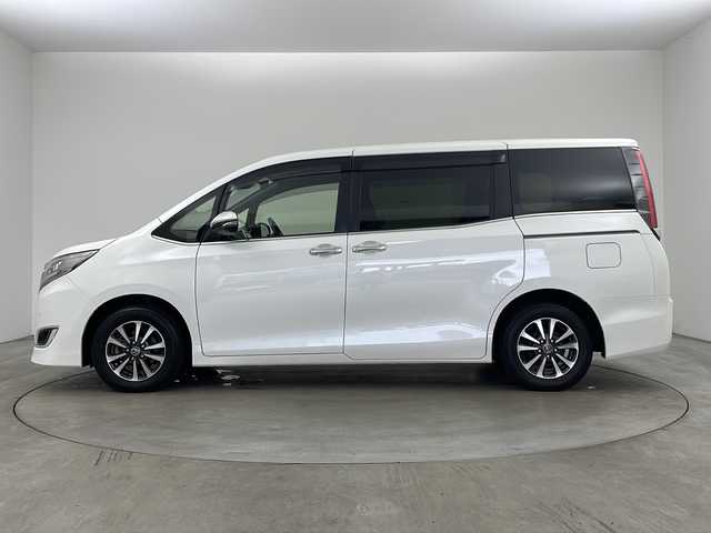 トヨタ エスクァイア Gi プレミアムパッケージ 兵庫県 2018(平30)年 1.9万km ホワイトパールクリスタルシャイン ・Toyota　Safety　Sense/・プリクラッシュセーフティ/・レーンディパチャーアラート/・オートハイビーム/・先行車発進告知/・アイドリングストップ/・クルーズコントロール/・ステアリングヒーター/・コンビステアリング/・両側パワースライドドア/・バックドアイージークローザー/・サンルーフ/・ハーフレザーシート/・前席シートヒーター/・純正9インチナビ/CD/DVD/SD/BT/TV/・バックカメラ/・ビルトインETC/・純正15インチアルミホイール/・純正フロアマット/・スマートエントリーシステム