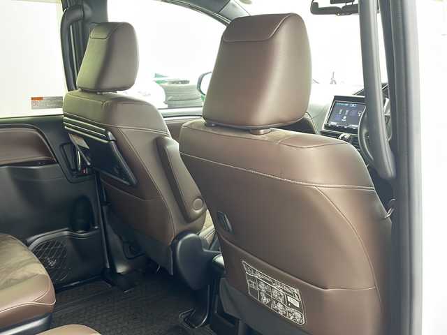トヨタ エスクァイア Gi プレミアムパッケージ 兵庫県 2018(平30)年 1.9万km ホワイトパールクリスタルシャイン ・Toyota　Safety　Sense/・プリクラッシュセーフティ/・レーンディパチャーアラート/・オートハイビーム/・先行車発進告知/・アイドリングストップ/・クルーズコントロール/・ステアリングヒーター/・コンビステアリング/・両側パワースライドドア/・バックドアイージークローザー/・サンルーフ/・ハーフレザーシート/・前席シートヒーター/・純正9インチナビ/CD/DVD/SD/BT/TV/・バックカメラ/・ビルトインETC/・純正15インチアルミホイール/・純正フロアマット/・スマートエントリーシステム