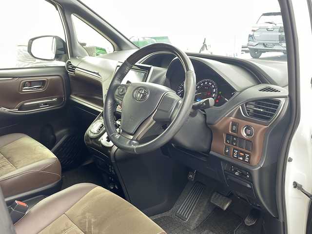 トヨタ エスクァイア Gi プレミアムパッケージ 兵庫県 2018(平30)年 1.9万km ホワイトパールクリスタルシャイン ・Toyota　Safety　Sense/・プリクラッシュセーフティ/・レーンディパチャーアラート/・オートハイビーム/・先行車発進告知/・アイドリングストップ/・クルーズコントロール/・ステアリングヒーター/・コンビステアリング/・両側パワースライドドア/・バックドアイージークローザー/・サンルーフ/・ハーフレザーシート/・前席シートヒーター/・純正9インチナビ/CD/DVD/SD/BT/TV/・バックカメラ/・ビルトインETC/・純正15インチアルミホイール/・純正フロアマット/・スマートエントリーシステム
