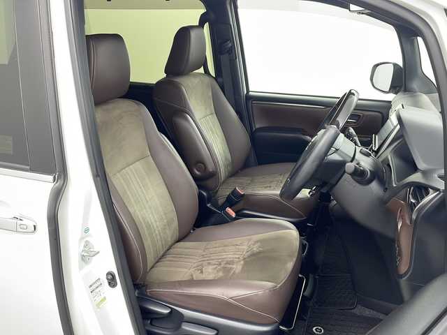 トヨタ エスクァイア Gi プレミアムパッケージ 兵庫県 2018(平30)年 1.9万km ホワイトパールクリスタルシャイン ・Toyota　Safety　Sense/・プリクラッシュセーフティ/・レーンディパチャーアラート/・オートハイビーム/・先行車発進告知/・アイドリングストップ/・クルーズコントロール/・ステアリングヒーター/・コンビステアリング/・両側パワースライドドア/・バックドアイージークローザー/・サンルーフ/・ハーフレザーシート/・前席シートヒーター/・純正9インチナビ/CD/DVD/SD/BT/TV/・バックカメラ/・ビルトインETC/・純正15インチアルミホイール/・純正フロアマット/・スマートエントリーシステム