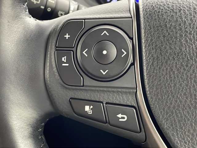 トヨタ エスクァイア Gi プレミアムパッケージ 兵庫県 2018(平30)年 1.9万km ホワイトパールクリスタルシャイン ・Toyota　Safety　Sense/・プリクラッシュセーフティ/・レーンディパチャーアラート/・オートハイビーム/・先行車発進告知/・アイドリングストップ/・クルーズコントロール/・ステアリングヒーター/・コンビステアリング/・両側パワースライドドア/・バックドアイージークローザー/・サンルーフ/・ハーフレザーシート/・前席シートヒーター/・純正9インチナビ/CD/DVD/SD/BT/TV/・バックカメラ/・ビルトインETC/・純正15インチアルミホイール/・純正フロアマット/・スマートエントリーシステム