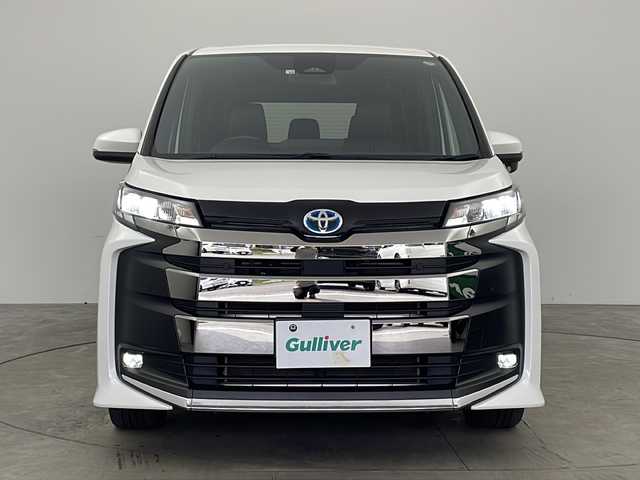 トヨタ ノア ハイブリッド S－Z 兵庫県 2022(令4)年 5万km ホワイトパールクリスタルシャイン ・純正10インチナビ（CD・DVD・BT・TV・Miracast）/・両側パワースライドドア/・プリクラッシュセーフティ/・オートマチックハイビーム/・レーダークルーズコントロール/・クリアランスソナー/・レーンディパーチャーアラート/・ロードサインアシスト/・プロアクティブドライビングアシスト/・パーキングサポートブレーキ/・先行者発進告知/・LEDヘッドライト/・AC１００V充電/・ハーフレザーシート/・シートヒーター/・ビルトインETC/・純正17インチAW/・カーテンエアバック/・電動パーキングブレーキ/・オートブレーキホールド/・プッシュスタート