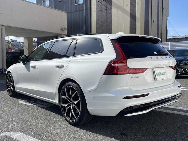 ボルボ Ｖ６０ リチャージ ポールスターエンジニアード 広島県 2022(令4)年 1万km パール /登録時走行距離/　　　　　　　9309キロ/ワンオーナー/ターボ/4WD/パノラマルーフ/純正ナビ/全方位モニター/地デジ/ハーフレザーシート/シートヒーター/クルーズコントロール/パワーバックドア/Bowers＆Wilkins/スペアキー×１/ETC/新車時整備手帳/　　【保証書】/取扱説明書/