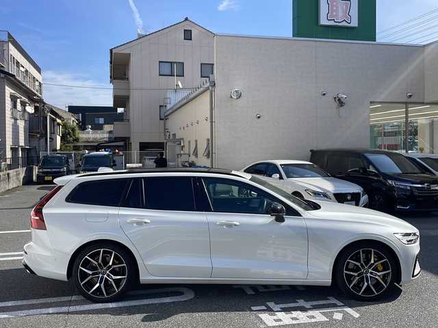 ボルボ Ｖ６０ リチャージ ポールスターエンジニアード 広島県 2022(令4)年 1万km パール /登録時走行距離/　　　　　　　9309キロ/ワンオーナー/ターボ/4WD/パノラマルーフ/純正ナビ/全方位モニター/地デジ/ハーフレザーシート/シートヒーター/クルーズコントロール/パワーバックドア/Bowers＆Wilkins/スペアキー×１/ETC/新車時整備手帳/　　【保証書】/取扱説明書/