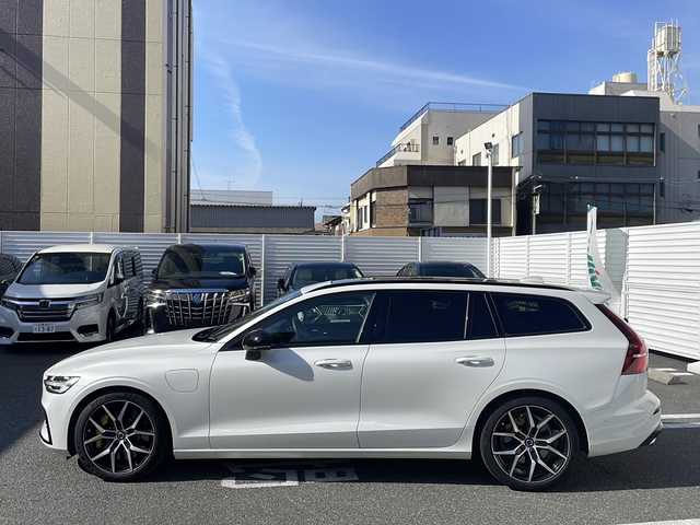 ボルボ Ｖ６０ リチャージ ポールスターエンジニアード 広島県 2022(令4)年 1万km パール /登録時走行距離/　　　　　　　9309キロ/ワンオーナー/ターボ/4WD/パノラマルーフ/純正ナビ/全方位モニター/地デジ/ハーフレザーシート/シートヒーター/クルーズコントロール/パワーバックドア/Bowers＆Wilkins/スペアキー×１/ETC/新車時整備手帳/　　【保証書】/取扱説明書/